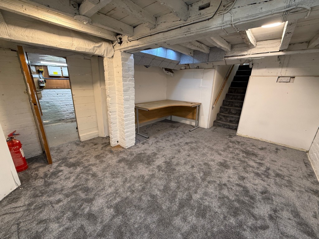Lot: 37 - COMMERCIAL PROPERTY WITH SELF-CONTAINED SPLIT LEVEL FLAT ABOVE - Two basement storage rooms